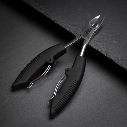 Professionele nagelknipper met zwarte antislipgrepen op donkere achtergrond en AdroitGoods logo zichtbaar