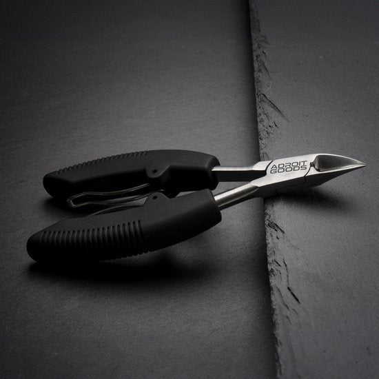 Gedetailleerde metalen tang met zwarte handgrepen op een donkere achtergrond weergegeven.