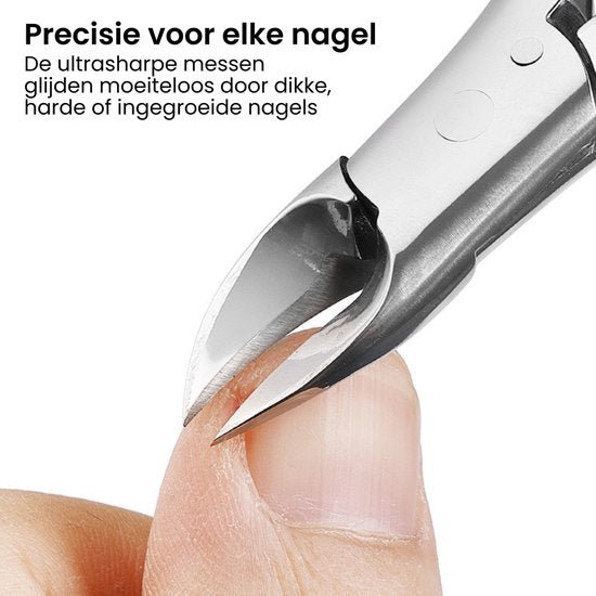 Close-up van nagelknipper die een dikke nagel nauwkeurig knipt met ultrascherpe messen