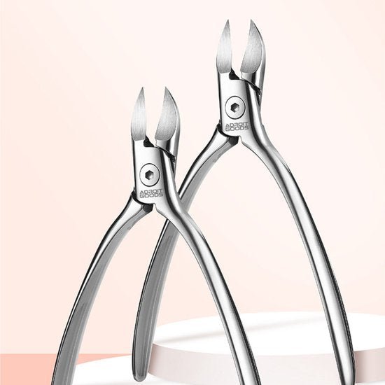 Twee roestvrijstalen nagelknippers met scherp gebogen mes, professioneel ontwerp.