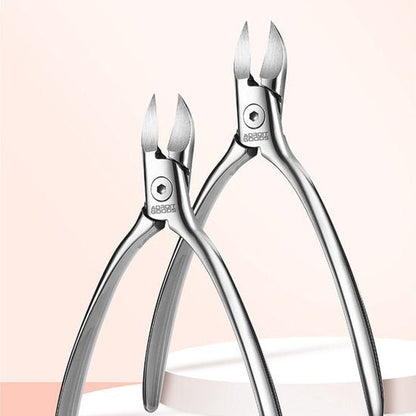 Twee roestvrijstalen nagelknippers met scherp gebogen mes, professioneel ontwerp.