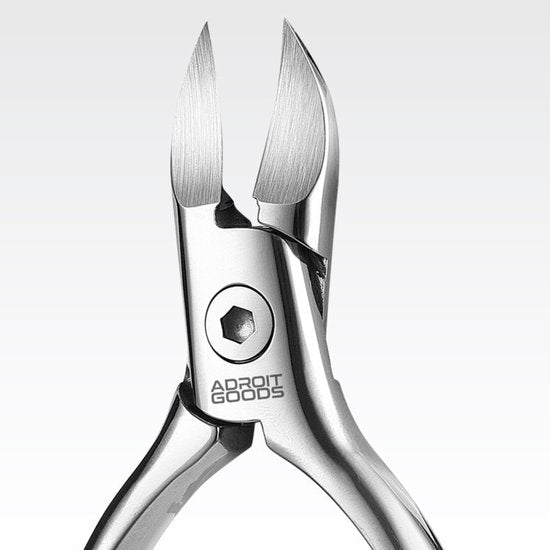 Rvs maaier met scherp gebogen mes en Adroit Goods logo op handvat voor precisie knippen