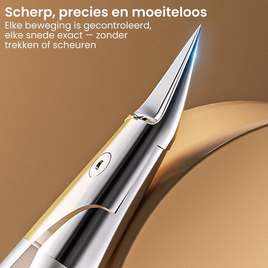 Scherpe metalen punt van een precisie-instrument tegen een goudkleurige achtergrond