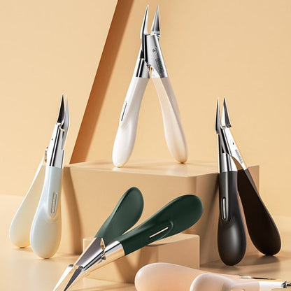 Drie verschillende manicure knippertjes met metalen bladen en gekleurde handgrepen op beige achtergrond.