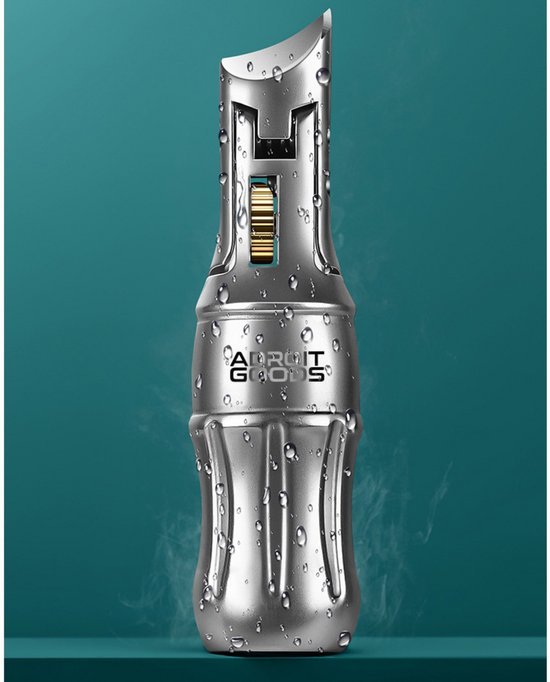 zilver metalen apparaat met vocht druppels en tandwiel mechanisme tegen groene achtergrond