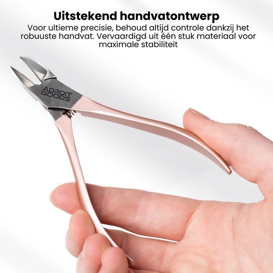 Hand houdt een robuust metalen kniptool met zilveren en roségouden afwerking vast