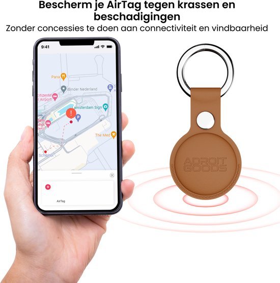 Hand met smartphone toont locatie en bruin leren sleutelhouder voor AirTag beschermhoes