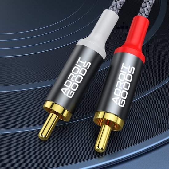 close-up van twee AdroitGoods audiokabels met gouden stekkers en kleurcodes rood en wit