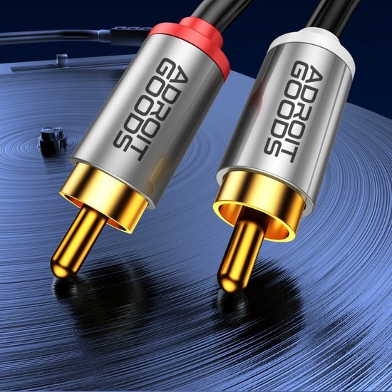 Close-up van twee gouden RCA-aansluitingen met AdroitGoods-logo op een vinylplaat