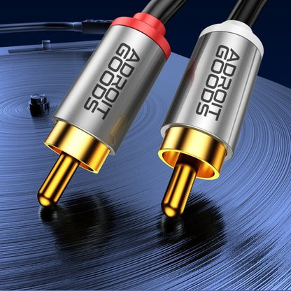 Close-up van twee gouden RCA-aansluitingen met AdroitGoods-logo op een vinylplaat