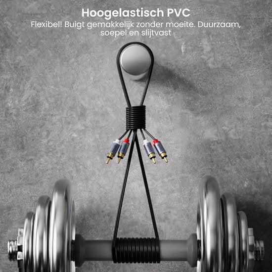 Hoogelastische zwarte PVC kabel hangt aan haak boven een halter met metalen gewichten