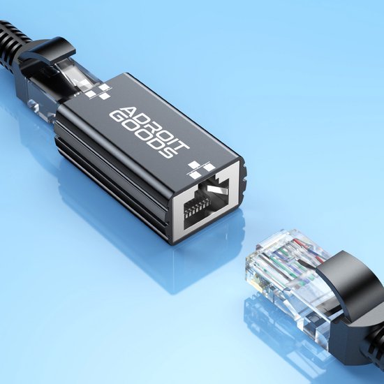 Zwarte netwerkkabel met AdroitGoods connector en losse transparante netwerkaansluiting op blauwe achtergrond