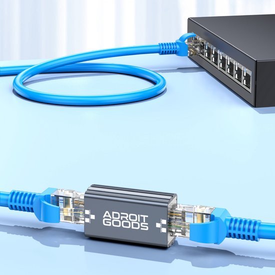 Blauwe netwerk kabels verbonden met een zwarte switch en een AdroitGoods signaalversterker