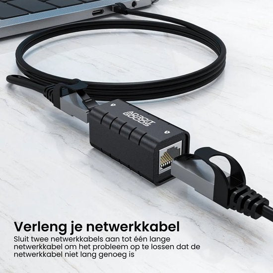 Zwarte netwerkkabel verlenger met AdroitGoods logo op witte marmeren ondergrond bij laptop