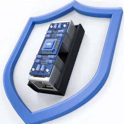 Blauw schild met elektronisch circuit en netwerkconnector gericht op beveiligingstechnologie.