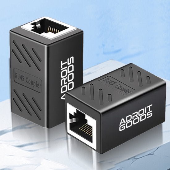 twee zwarte netwerkverlengers met RJ45 poort en AdroitGoods logo tegen blauwe achtergrond