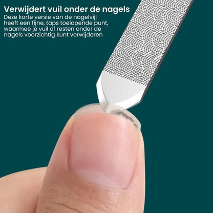 Close-up van nagel met metalen nagelvijl en tekst over vuil verwijderen onder de nagels.