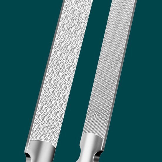 Twee rechte metalen vijlen met fijn en middelgroot reliëf op een groene achtergrond