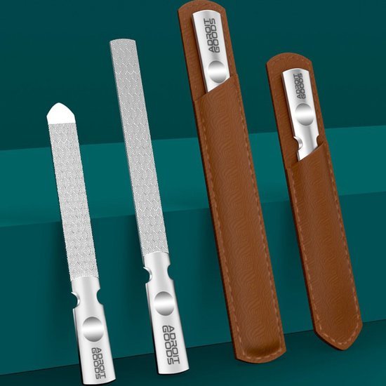 Twee metalen gereedschappen met textuur en bruine leren hoesjes op een groene achtergrond.