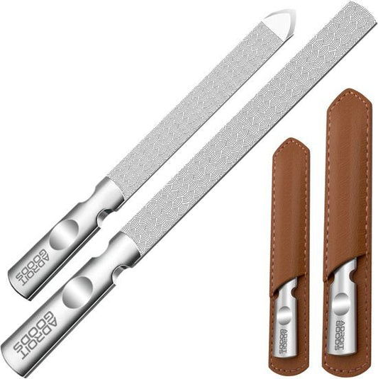 set van twee metalen nagelvijlen met witte handgrepen en bruine leren hoesjes