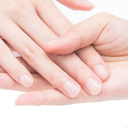 twee handen die elkaar zachtjes vasthouden op een lichte achtergrond in close-up