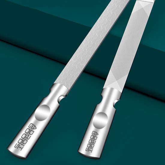 twee metalen vijlen met verschillende texturen en een geborstelde steel op een donkergroene achtergrond