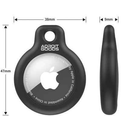 Zwarte beschermhoes met opening en witte Apple-achtige tracker van AdroitGoods, met afmetingen.