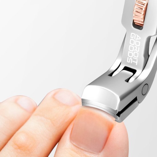 Rvs nagelknipper met ergonomisch ontwerp die een nagel verzorgt op een lichte achtergrond.
