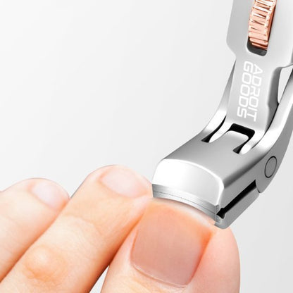 Rvs nagelknipper met ergonomisch ontwerp die een nagel verzorgt op een lichte achtergrond.