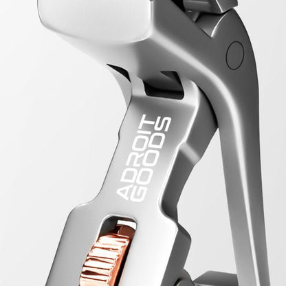 close-up van een metalen grijze tang met een oranje verstelwiel en AdroitGoods logo