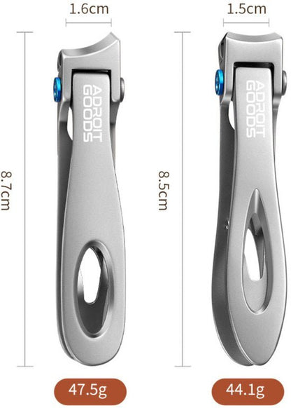 twee zilverkleurige metalen nagelknippers met blauwe details en merknaam Adroit Goods