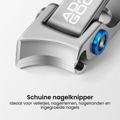 Close-up van een schuine nagelknipper met een zilverblauw metalen ontwerp voor precieze verzorging.