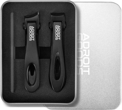 Zwarte nagelknippers in schuimverpakking in zilveren metalen doos met AdroitGoods logo.