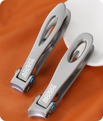 twee glanzende metalen nagelknippers met blauwe schroeven op bruin oppervlak naast wit object