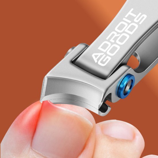 Nailclipper in gebruik die een vingernagel nauwkeurig knipt met zichtbaar rood licht