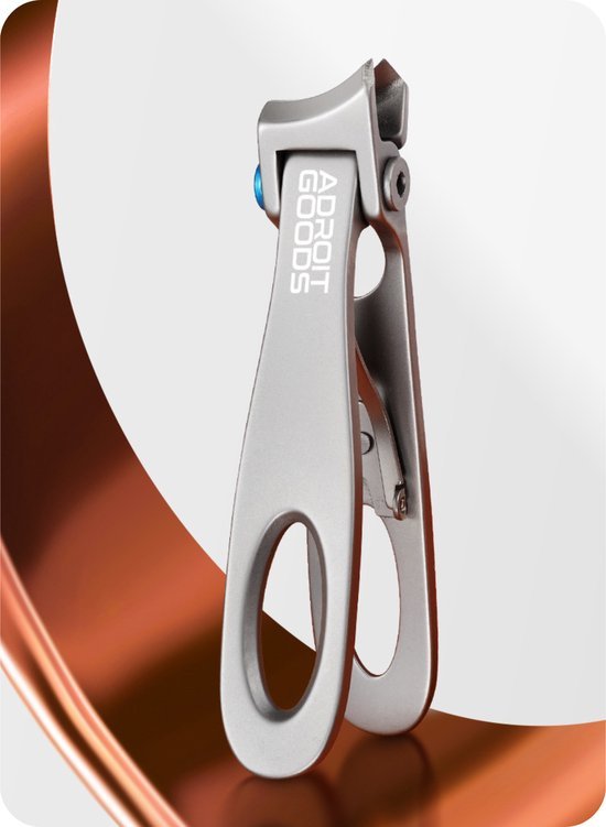 zilverkleurige nagelknipper met opvallende ronde handgreep en AdroitGoods logo
