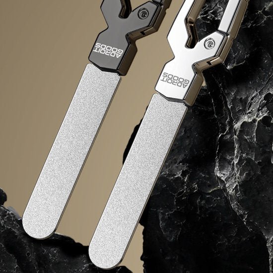 twee gepolijste metalen nagelvijlen met ergonomisch handvat op een donkere achtergrond