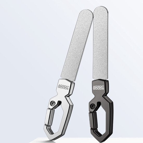 Twee hennep vijlen met AdroitGoods merk, één zilver en één zwart met handgreep.