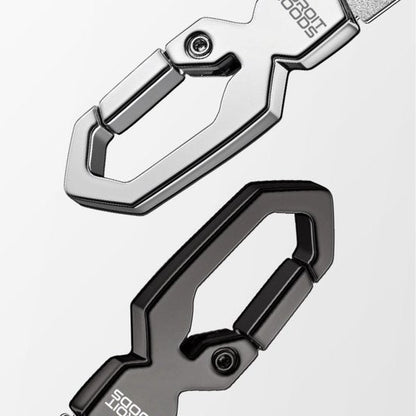 Twee metalen karabijnhaken, één zilver en één zwart, op een witte achtergrond.