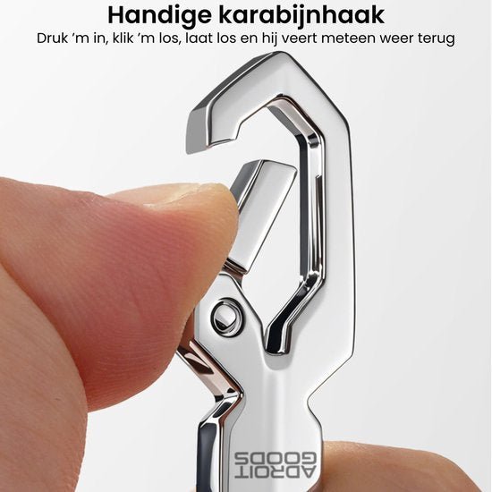 Hand die een glanzende metalen karabijnhaak indruk en loslaat met tekst in het Nederlands