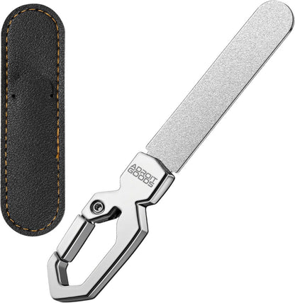 roestvrijstalen sleutelvijl met karabijnhaak en zwart leren hoesje met stiknaden