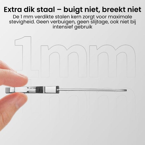 Hand houdt een extra dik stalen voorwerp met een stevige, niet buigende, niet brekende kern van 1 mm