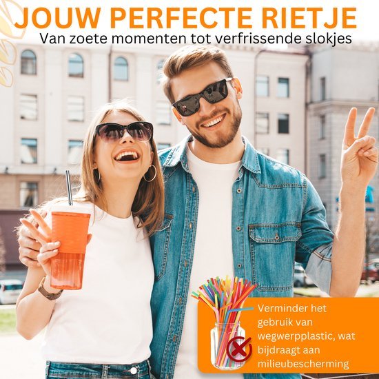 Twee lachende jongeren met zonnebril houden een drankje met herbruikbare rietjes vast.