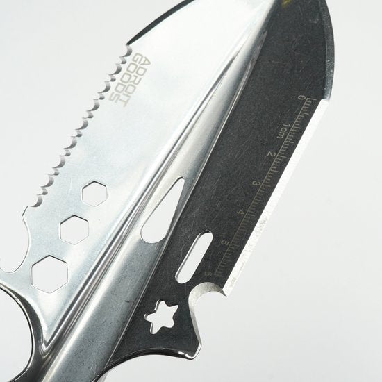 close-up van een metalen multifunctioneel mes met diverse uitsparingen en meetverdeling