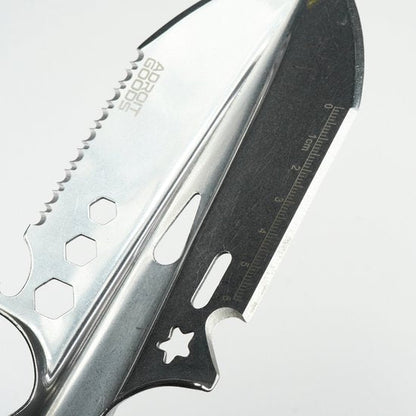 close-up van een metalen multifunctioneel mes met diverse uitsparingen en meetverdeling