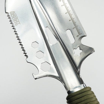 Close-up van een multifunctioneel, roestvrijstalen gereedschap met zaagblad en meetlint in centimeters.