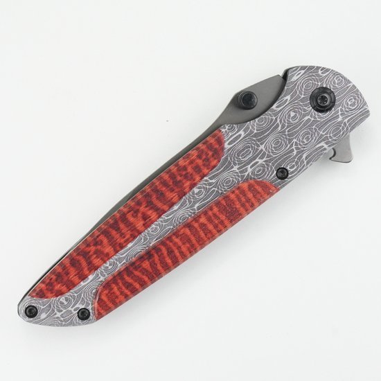 Gesloten zakmes met roodbruine houten accenten en decoratief zilverkleurig handvat