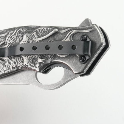 Close-up van een metalen inklapbaar mes met zwart clip en gedetailleerd handvatontwerp