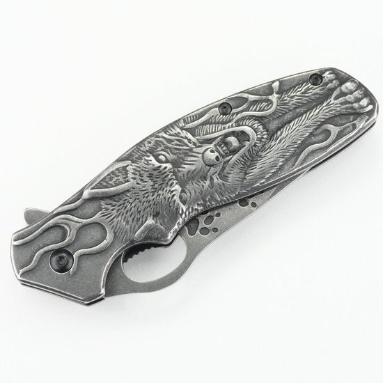vouwmes met gedetailleerd gegraveerd ontwerp van een wolf en sierlijke patronen in metaal
