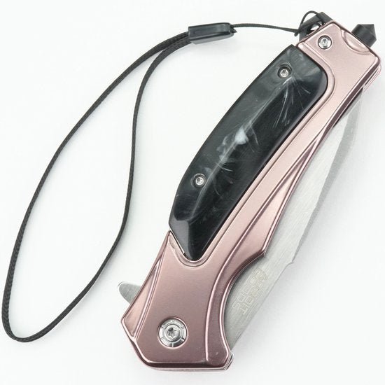 Opgevouwen zakmes met roségouden handgreep en zwart marmerdesign met draagkoord